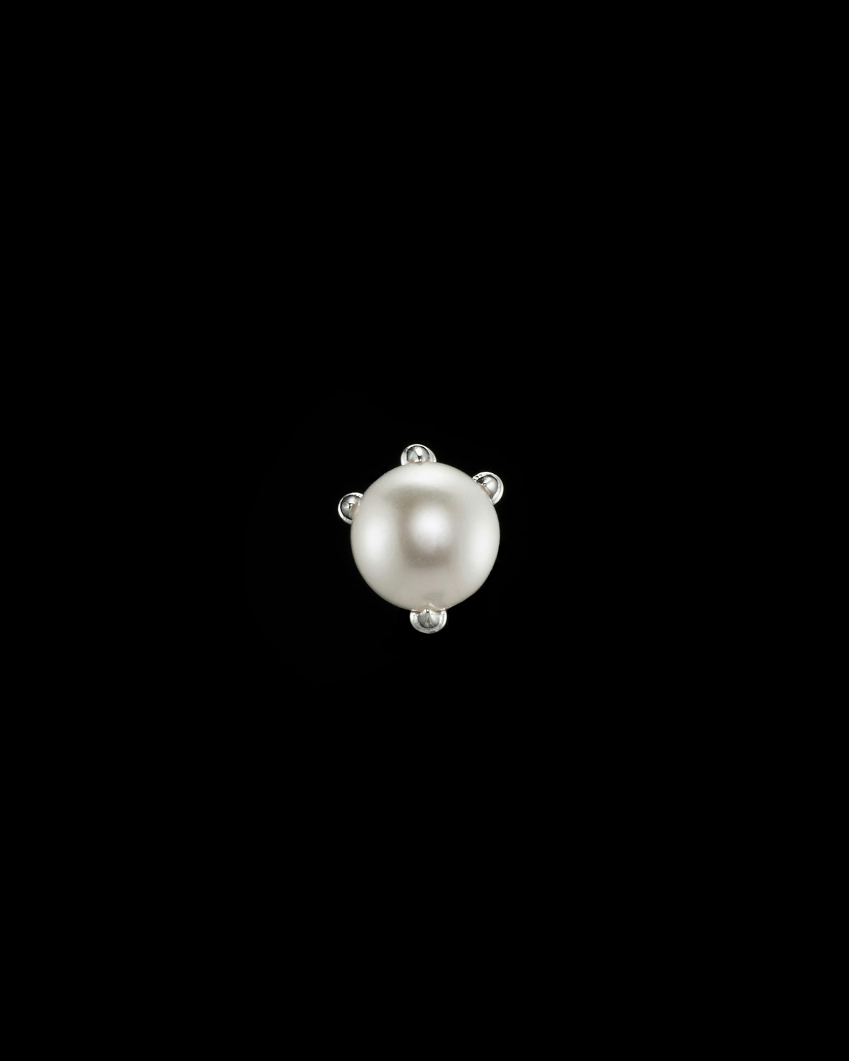 Tiny Claw Pearl Ear Stud-image-0